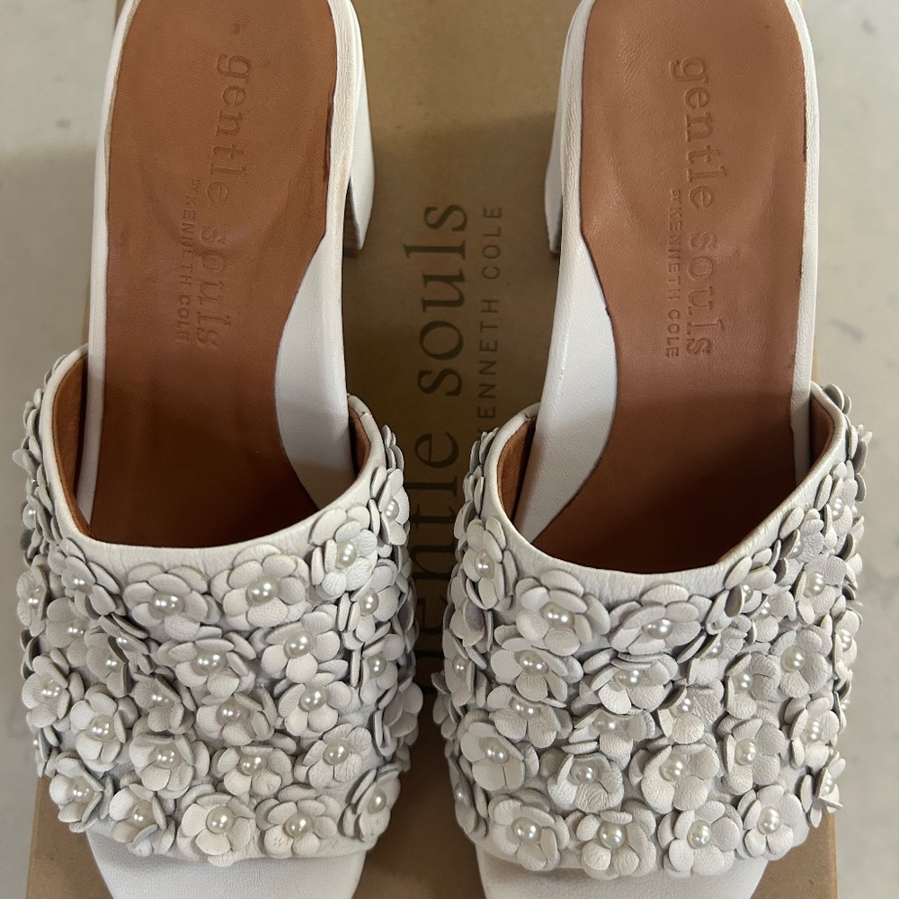 Gentle Souls White Floral w/Faux Pearls Slides (Women's 8B/EU 39)